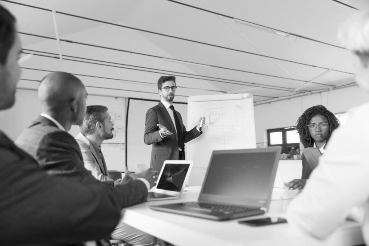 Profesionales analizando datos financieros en oficina moderna